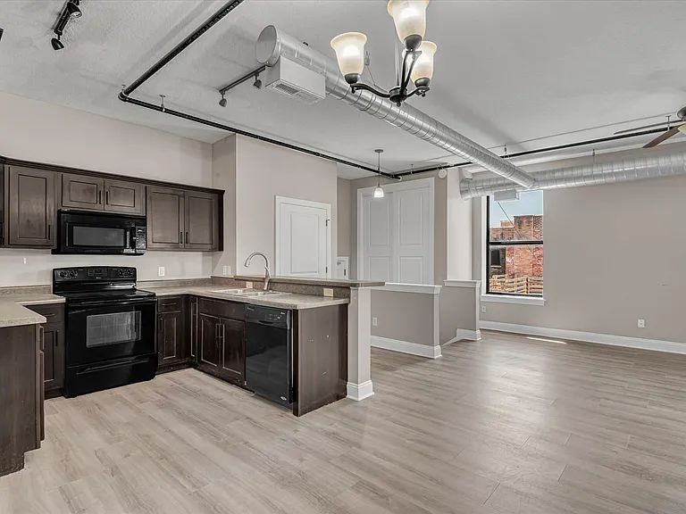 400 N Main St #405 — Photo 12