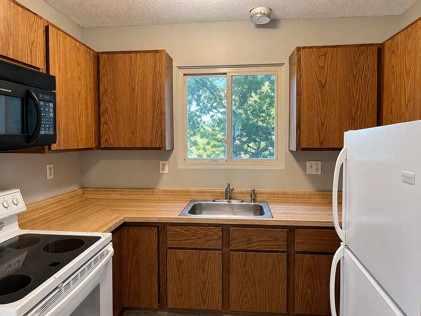 902 Hartwell Drive — Photo 4