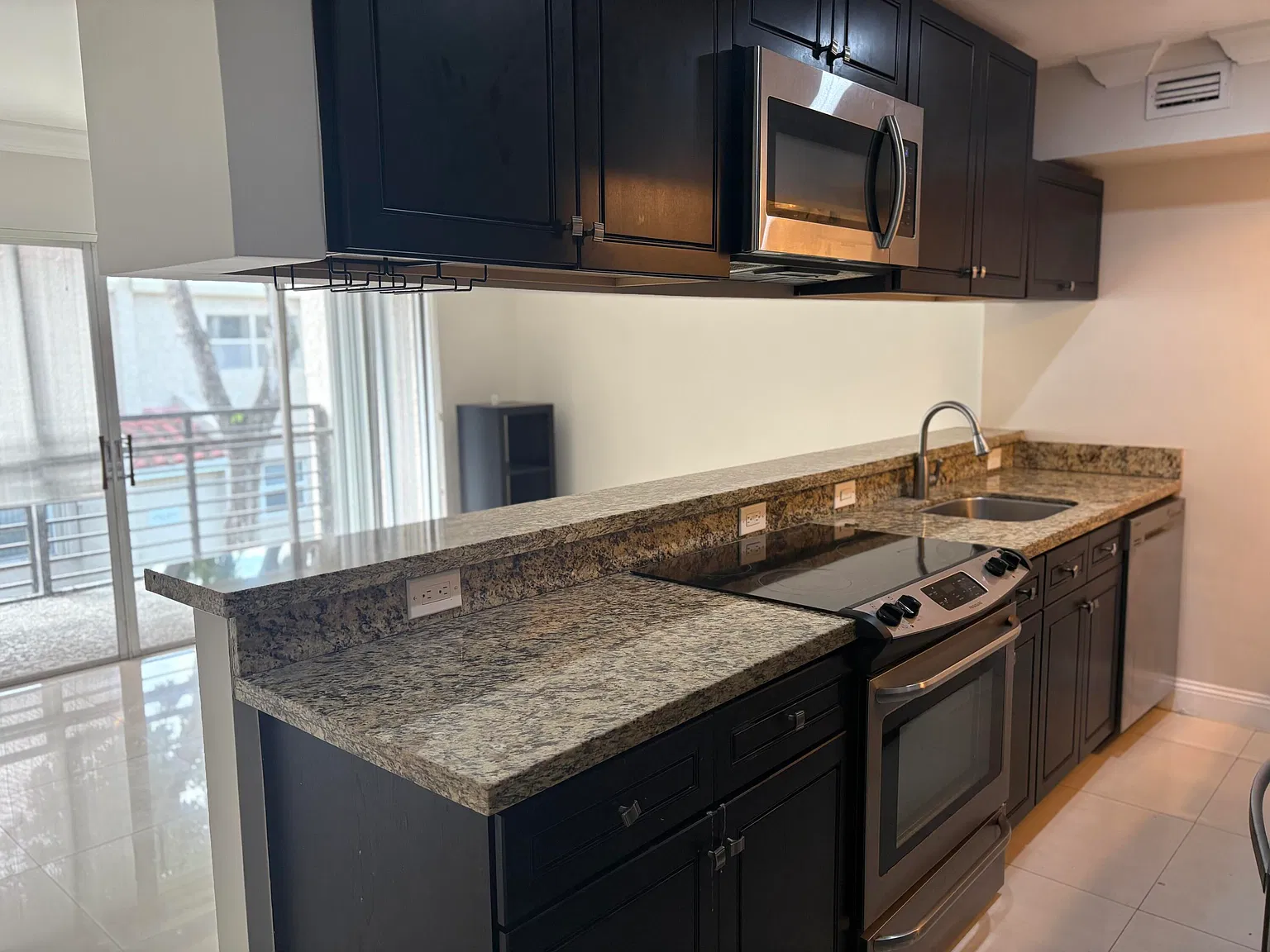 2 bed, 1.0 bath, 870 sqft, $1,895 — Photo 2