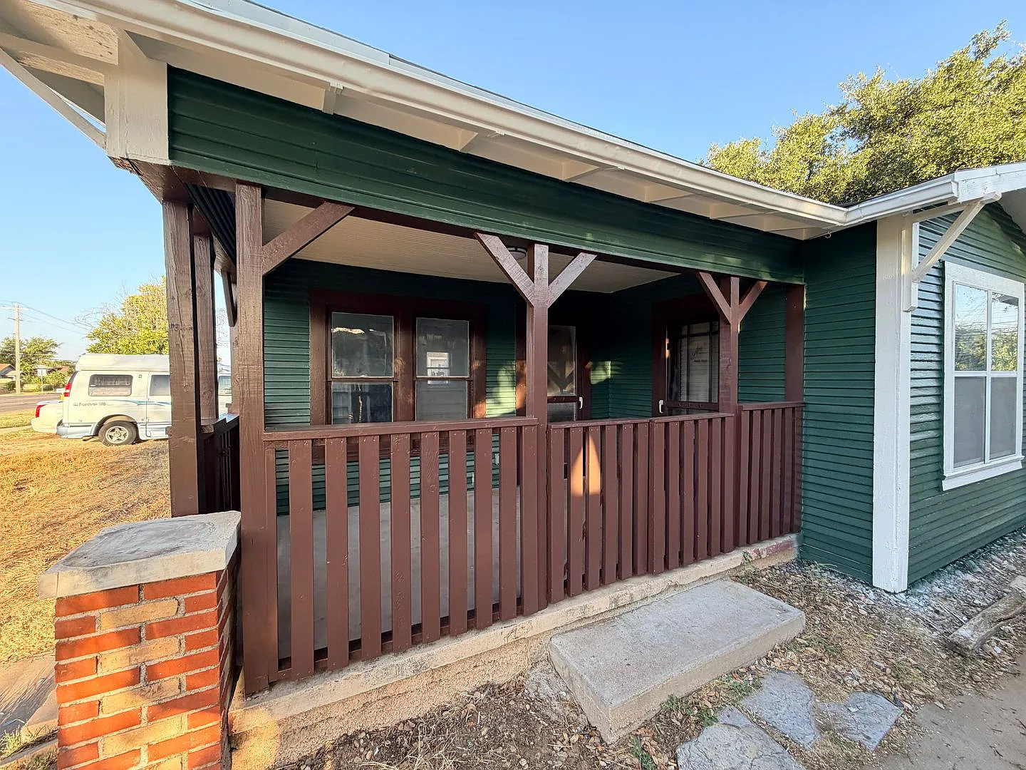 3 Bed 1 Bath HUGE Backyard 500+ Sq. Ft. Garage/Shop! — Photo 2