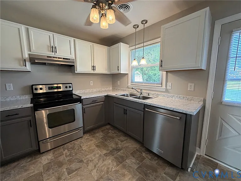 526 Roslyn Ave — Photo 2