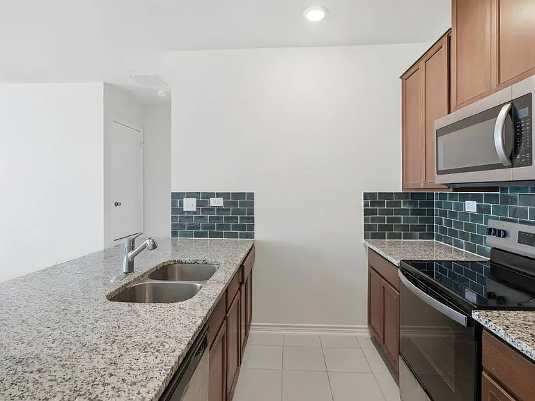 4731 Plaza Ctr — Photo 7