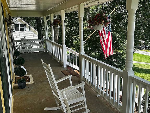 3rd image of 692 Crawford Cir