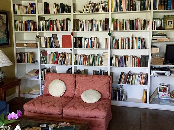 Built-in bookcase in LR