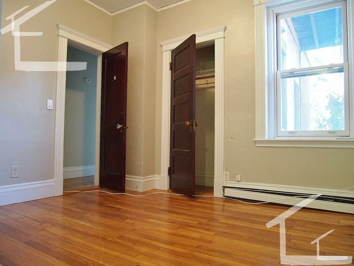 Building Photo - 22 Euston St #3