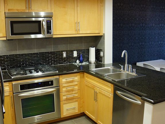 5th image of 931 E Walnut St Unit 617