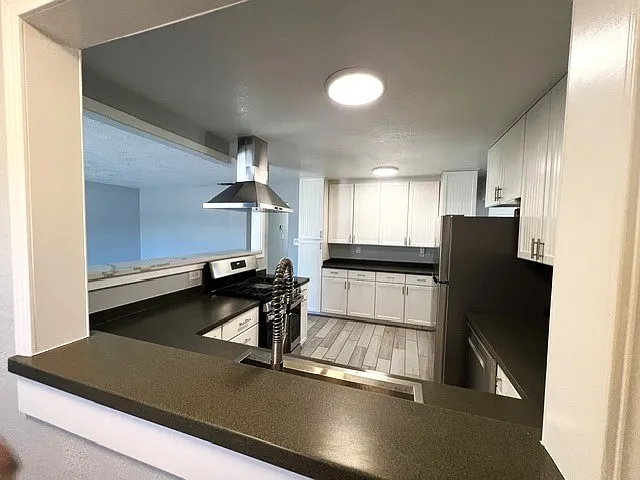 4 bed, 1952 sqft, $3,295 — Photo 2