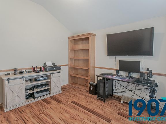 3rd image of 613 Hedgewood Dr