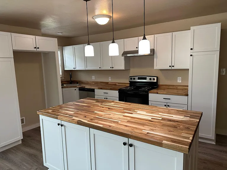 1213 W Walker St — Photo 3