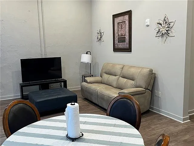 2 bed, 1.0 bath, 912 sqft, $6,000 — Photo 3