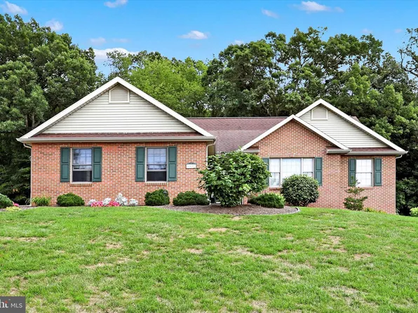 6927 Saint Annes Dr, Fayetteville, PA 17222