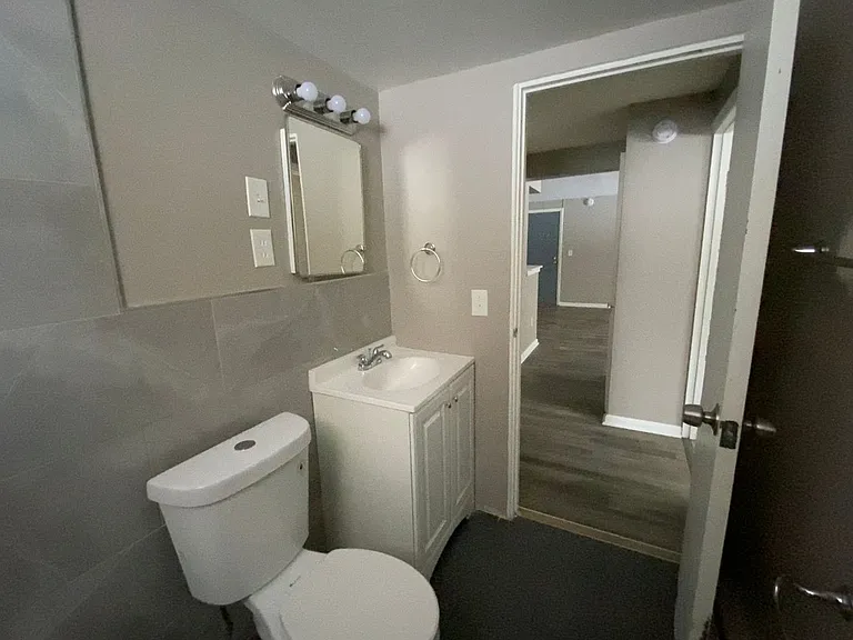 2414 Banning — Photo 16