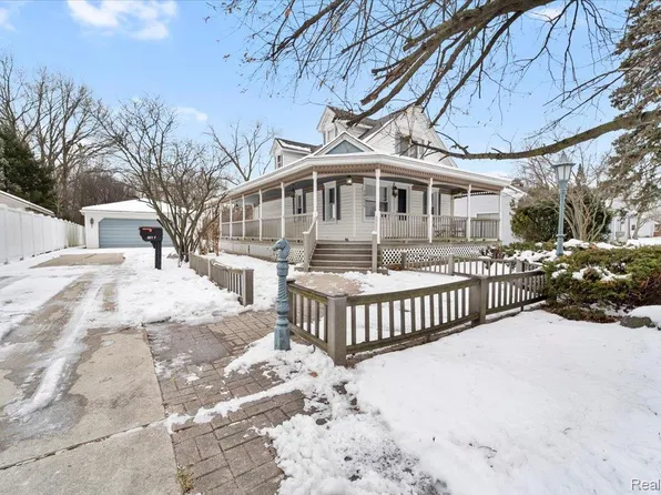 30619 Maplewood St, Garden City, MI 48135