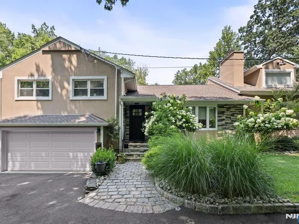 215 Davis Ave, Hackensack, NJ 07601