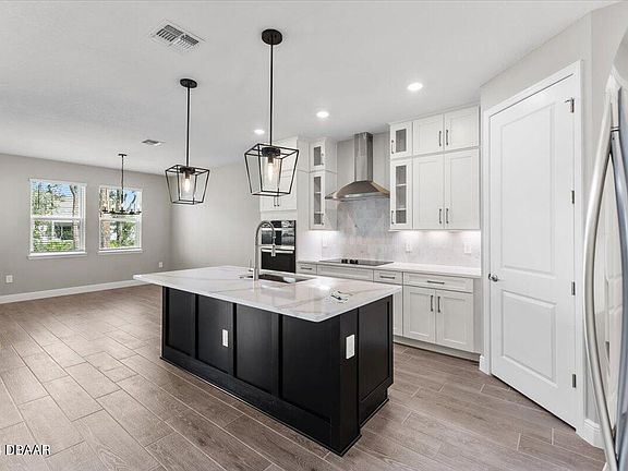 4th image of 2141 Divot Dr