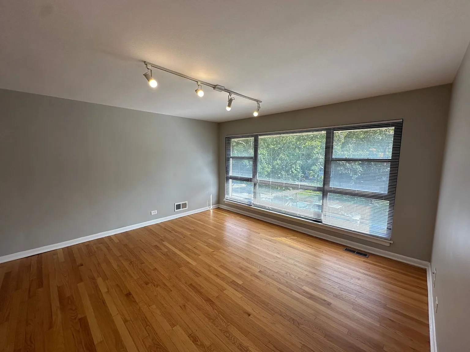 2 bed, 775 sqft, $2,200 — Photo 2