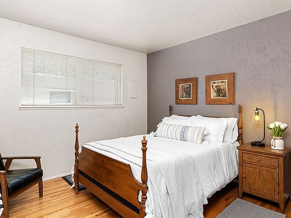 5th image of 3325 Betts Dr NE
