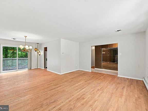 5th image of 1035 W Allens Ln