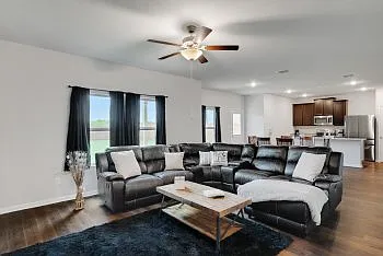 3 bed, 2424 sqft, $2,050 — Photo 4