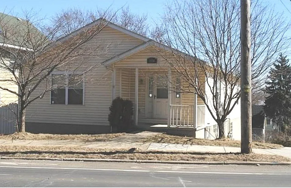1813 Manchester Rd photo 1