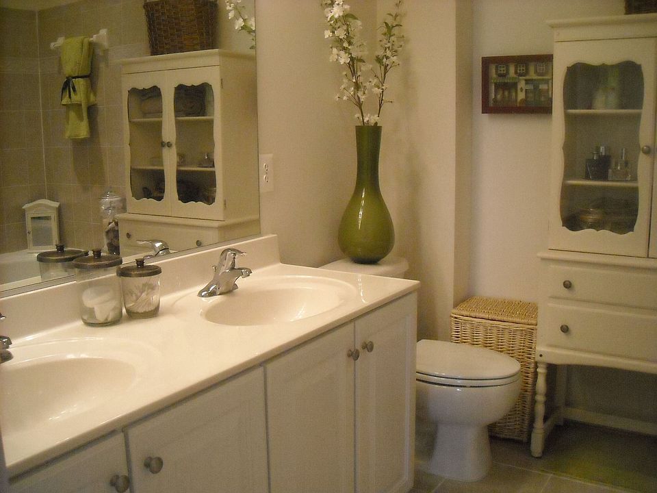 dual vanities in master bath with soaking tub and separate shower