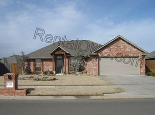1205 Stoneridge Dr, Moore, OK 73160