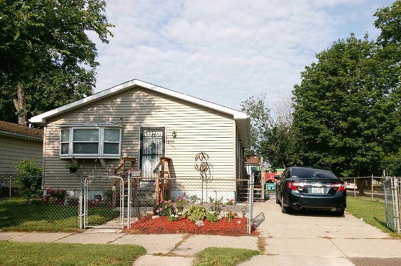 1st image of 900 Wilson St
