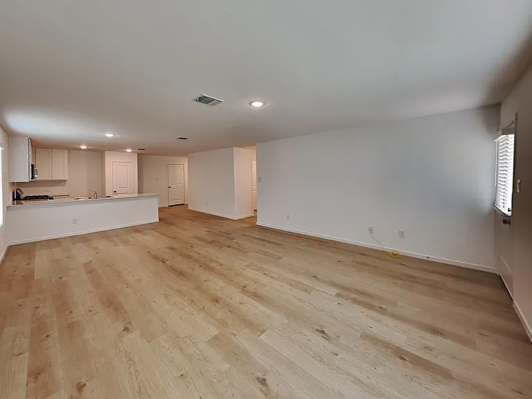 1925 Honey Locust Dr — Photo 4