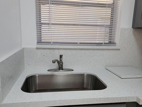 5th image of 2466 Lincoln St #3