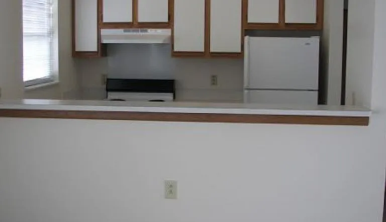 300 Overstreet Way #300 — Photo 2