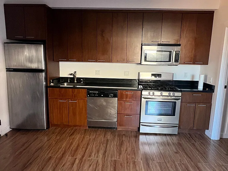 920 Montgomery St #211 — Photo 2