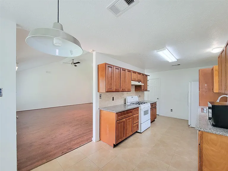 16807 Sussex Dr — Photo 20