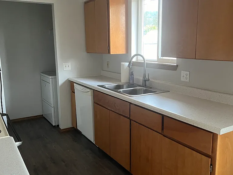 7769 W Crenshaw St — Photo 4