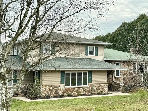 38 Carnation Ln, Mill Hall, PA 17751