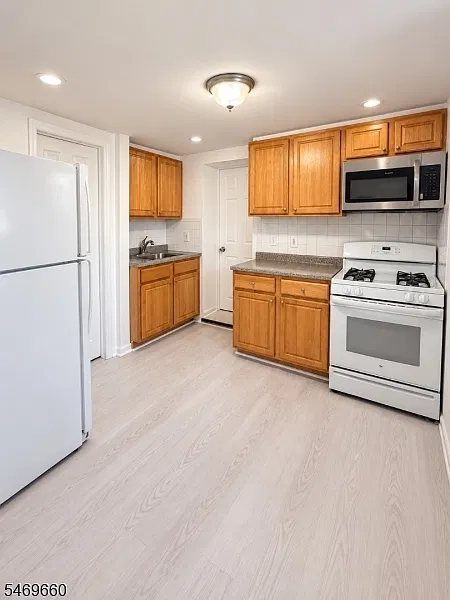 2 bed, 1.0 bath, $2,000 — Photo 2