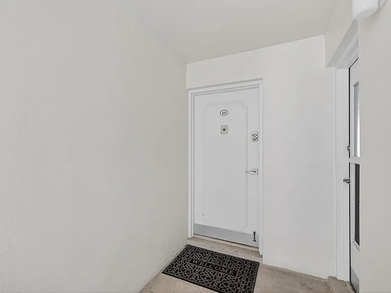 2555 NE 11th St #609 — Photo 1