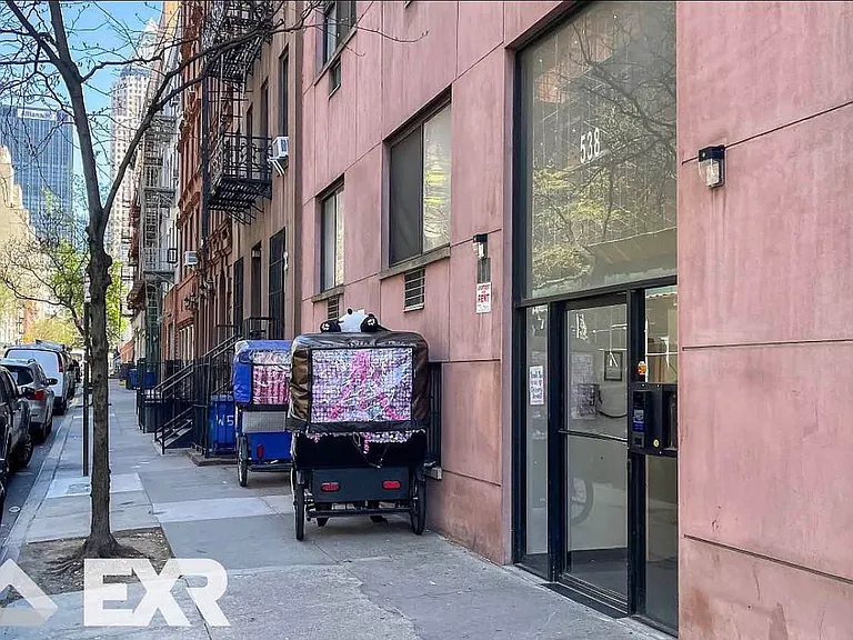 538 W 50th St #3B — Photo 14