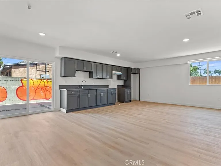 703 W 80th St — Photo 36