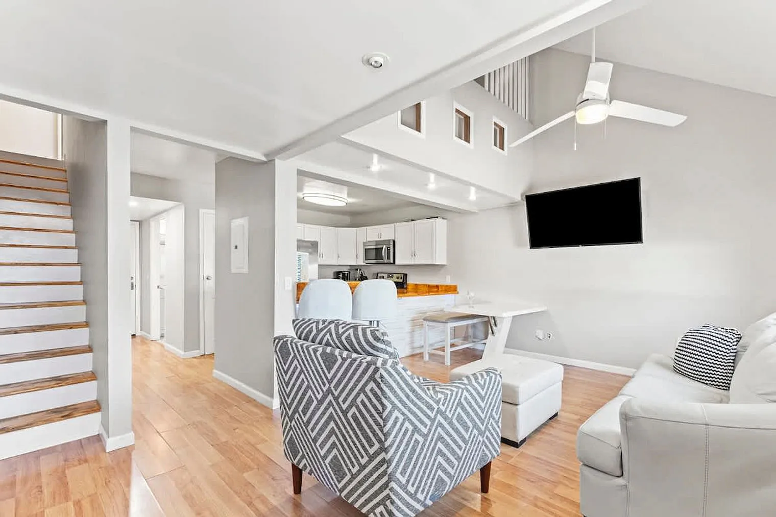 2 bed, 2.0 bath, 914 sqft, $1,408 — Photo 2