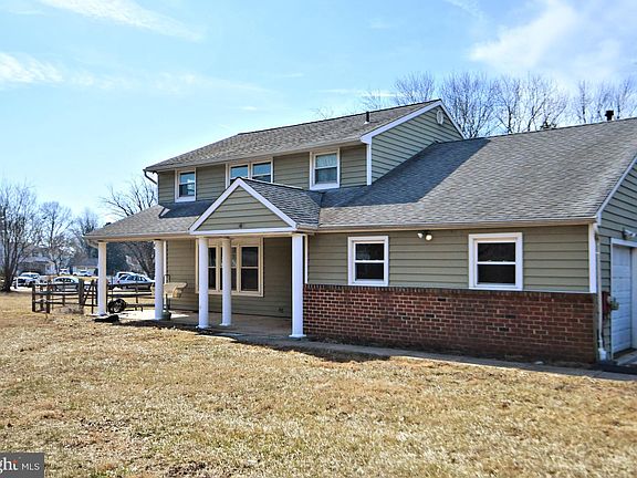 3rd image of 32 Walnut Dr