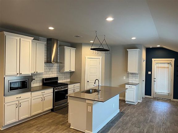 3rd image of 12711 Sydenham Hill Ln