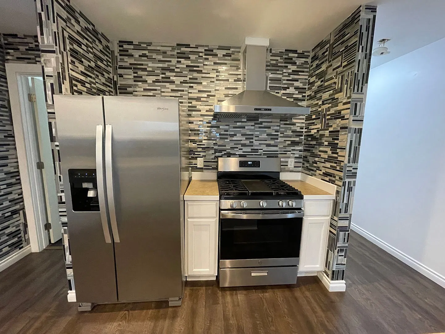 Charming, Modern One Story Home! Pet Friendly! — Photo 3