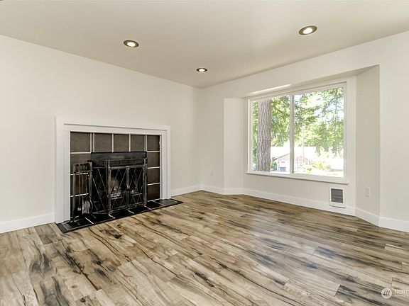 4th image of 4046 Chinook Place NW