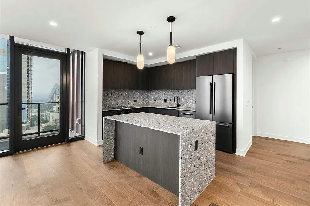 2 bed, 2.0 bath, 1176 sqft, $4,200 — Photo 2