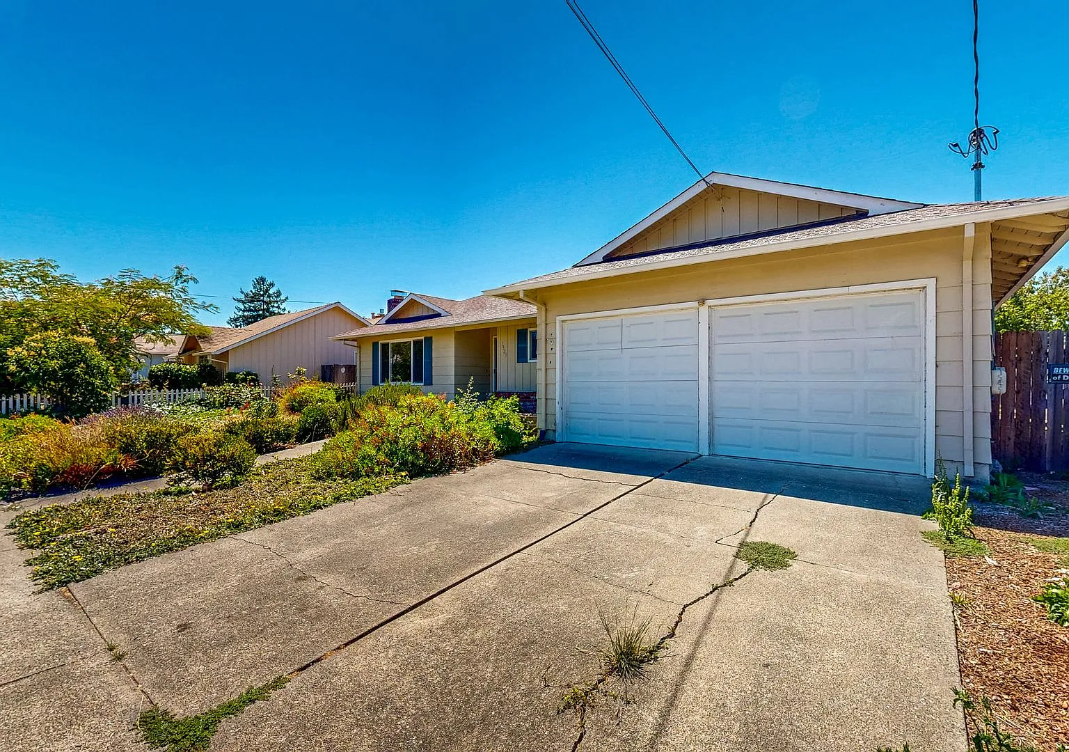 Bennett Valley! Bright and Newly Refurbished Three bedroom Two bathroom Single Family — Photo 2