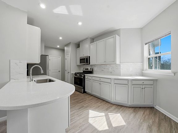 4th image of 192 Sandstone Cir