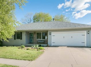 855 Pepper Dr, Iowa City, IA