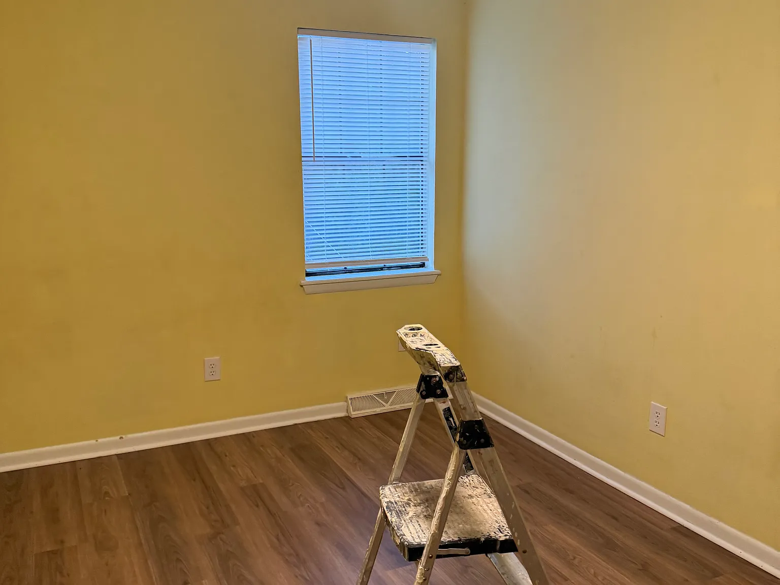 3 bed, 1.5 bath, 1320 sqft, $2,000 — Photo 3