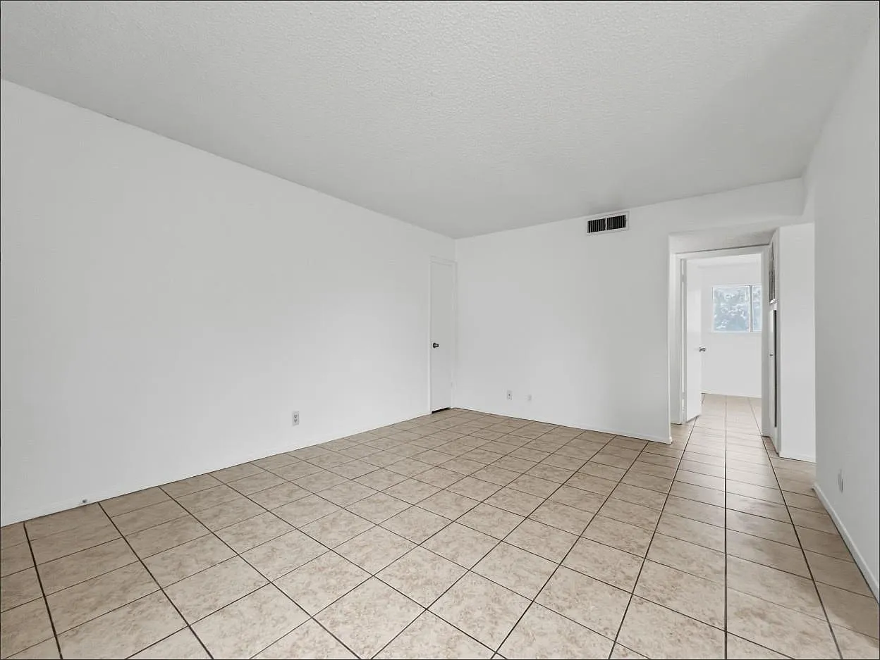 2 bed, 1.0 bath, 775 sqft, $875 — Photo 2