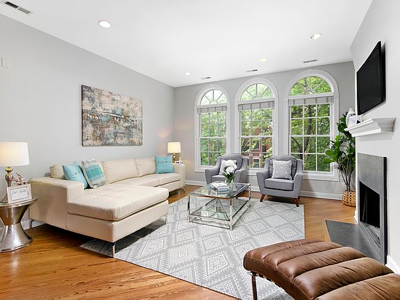 3rd image of 1527 N Hudson Ave #4N